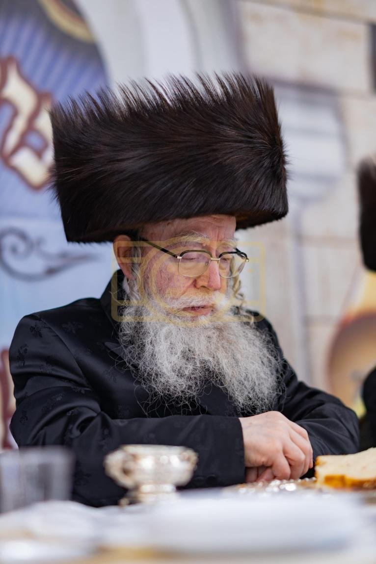 שבע ברכות צוגעשטעלט דורך די ישיבה